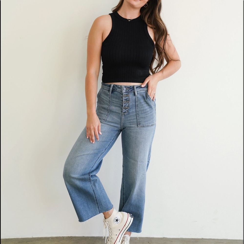 Carly Jean Los Angeles Light Wash Hendrix Jeans. Button Front. Raw Hem. Size 5
